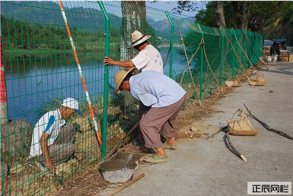 圈地護欄網(wǎng)立柱直接埋泥土里不會爛掉嗎
