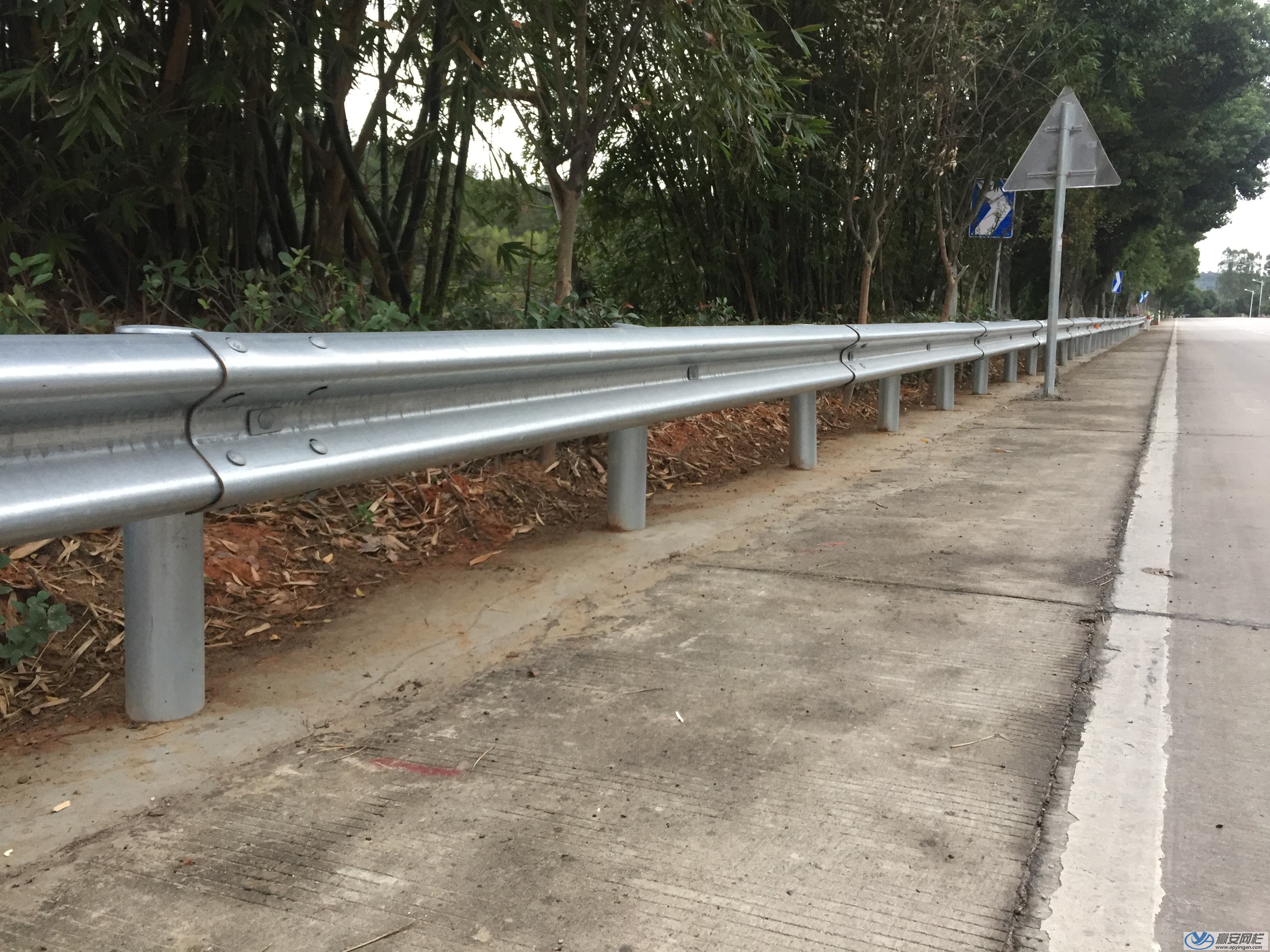 公路護(hù)欄之波形護(hù)欄 公路波形護(hù)欄