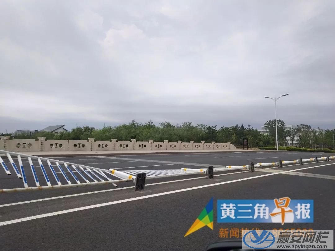 被刮到的市政交通護(hù)欄