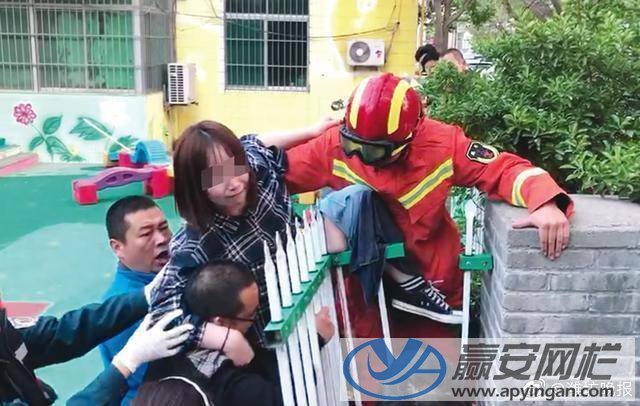 女子翻越護欄 女子翻越護欄