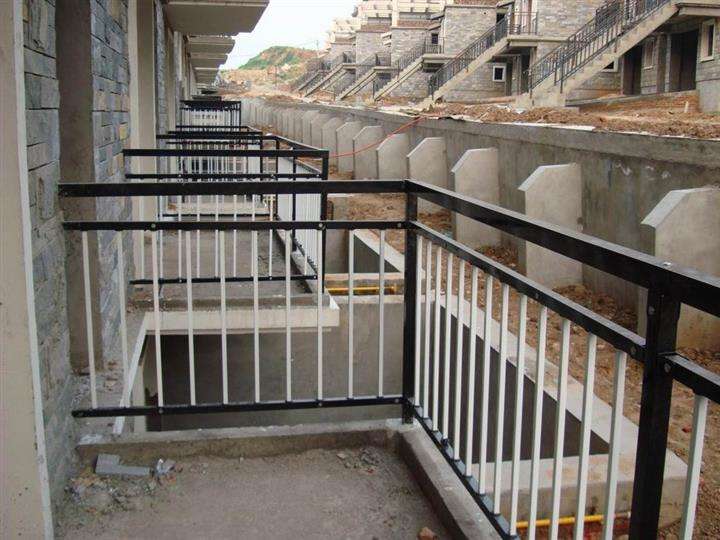 鋅鋼護(hù)欄陽(yáng)臺(tái)