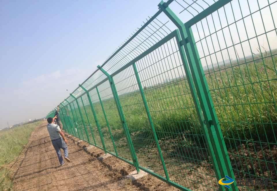 公路護(hù)欄網(wǎng)